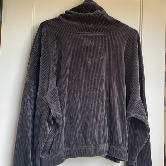 NWT Ugg cropped pull over (size XL) - Picture 3 of 7
